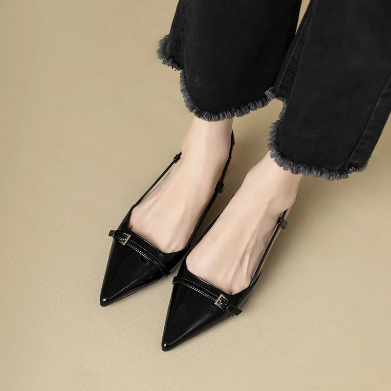 Sandalias de tacón medio de charol puntiagudo