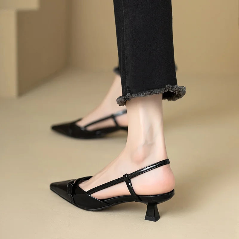 Sandalias de tacón medio de charol puntiagudo