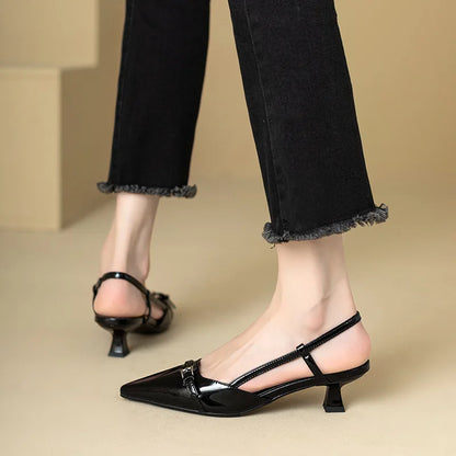 Sandalias de tacón medio de charol puntiagudo